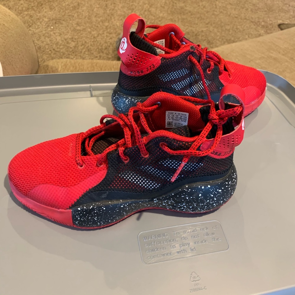 Adidas Derrick Rose Basketball shoes. Size 5